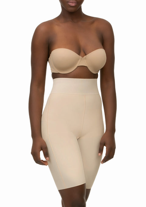 Close-up of the mid-thigh leg hem on the GR04 girdle, featuring a flat-seamed finish to ensure no skin irritation or visible lines under pants.